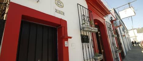 Vista frontal de la propiedad