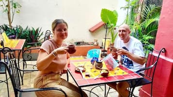 Desayuno completo (MXN 120.00 por persona)