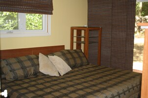 2 habitaciones, escritorio y tabla de planchar con plancha