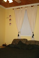 2 habitaciones, escritorio y tabla de planchar con plancha