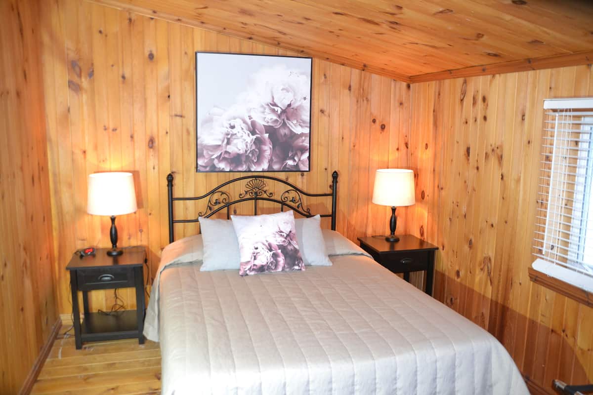 Kamer, 1 queensize bed, privébadkamer | Individueel gedecoreerd, individueel gemeubileerd