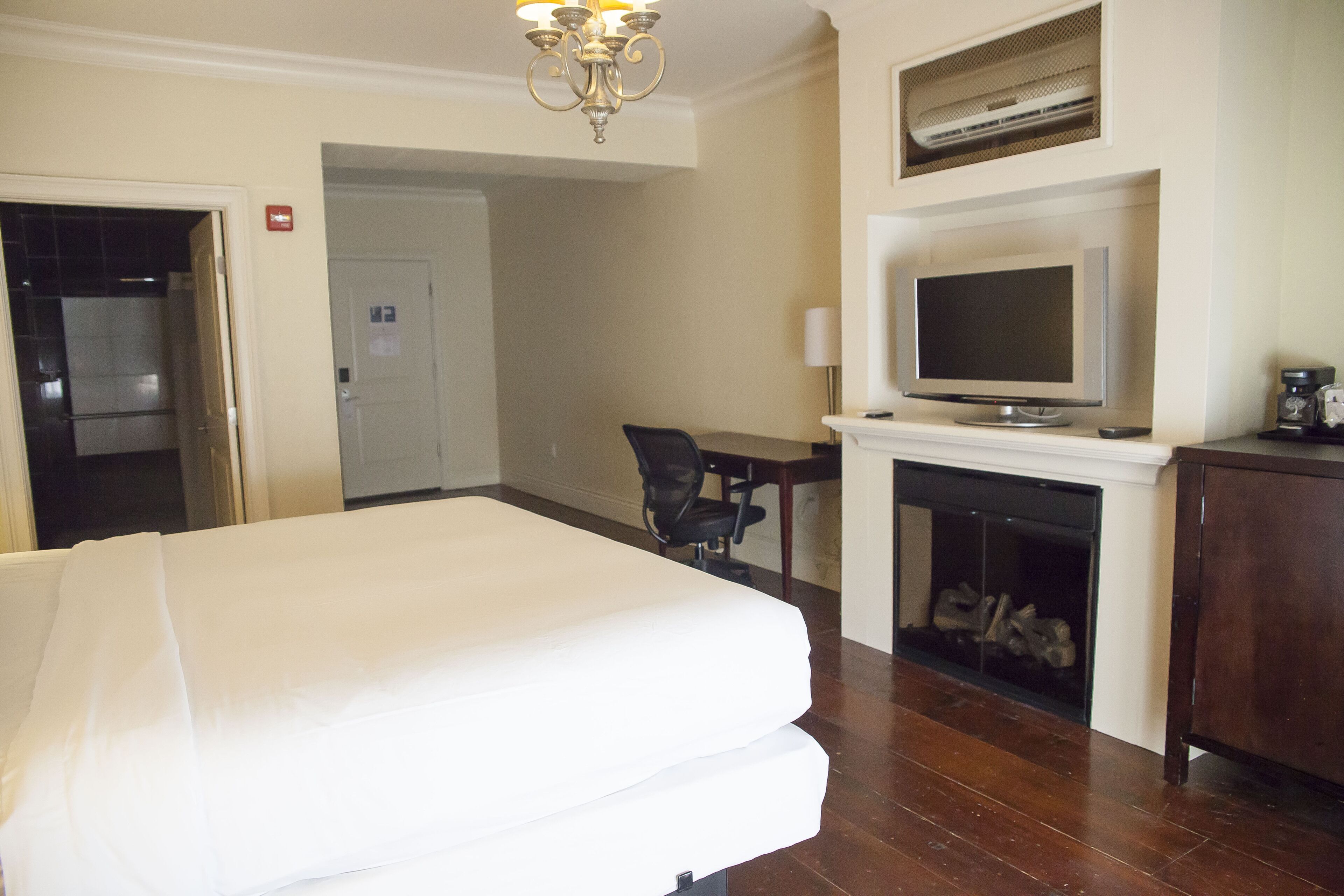 standard room, 1 queen bed, accessible | individually decorated, desk, laptop workspace, iron/ironing board