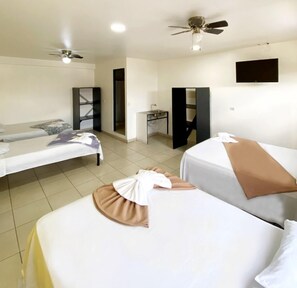 Quarto quádruplo standard, 1 quarto | Ferros/tábuas de passar roupa, Wi-Fi de cortesia, roupa de cama