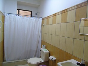 Chuveiro, produtos de toalete grátis