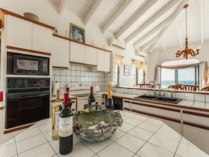 Villa Premium, 4 habitaciones, piscina privada, vistas al mar | Cocina privada | Refrigerador, microondas, parrilla de estufa y cafetera y tetera 