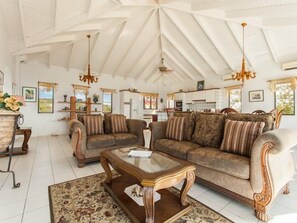 Premium-Villa, 4 Schlafzimmer, eigener Pool, Meerblick | Wohnzimmer | Flachbildfernseher