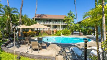 Traditional Studio, Kitchenette, Poolside | Iron/ironing board, free WiFi, bed sheets