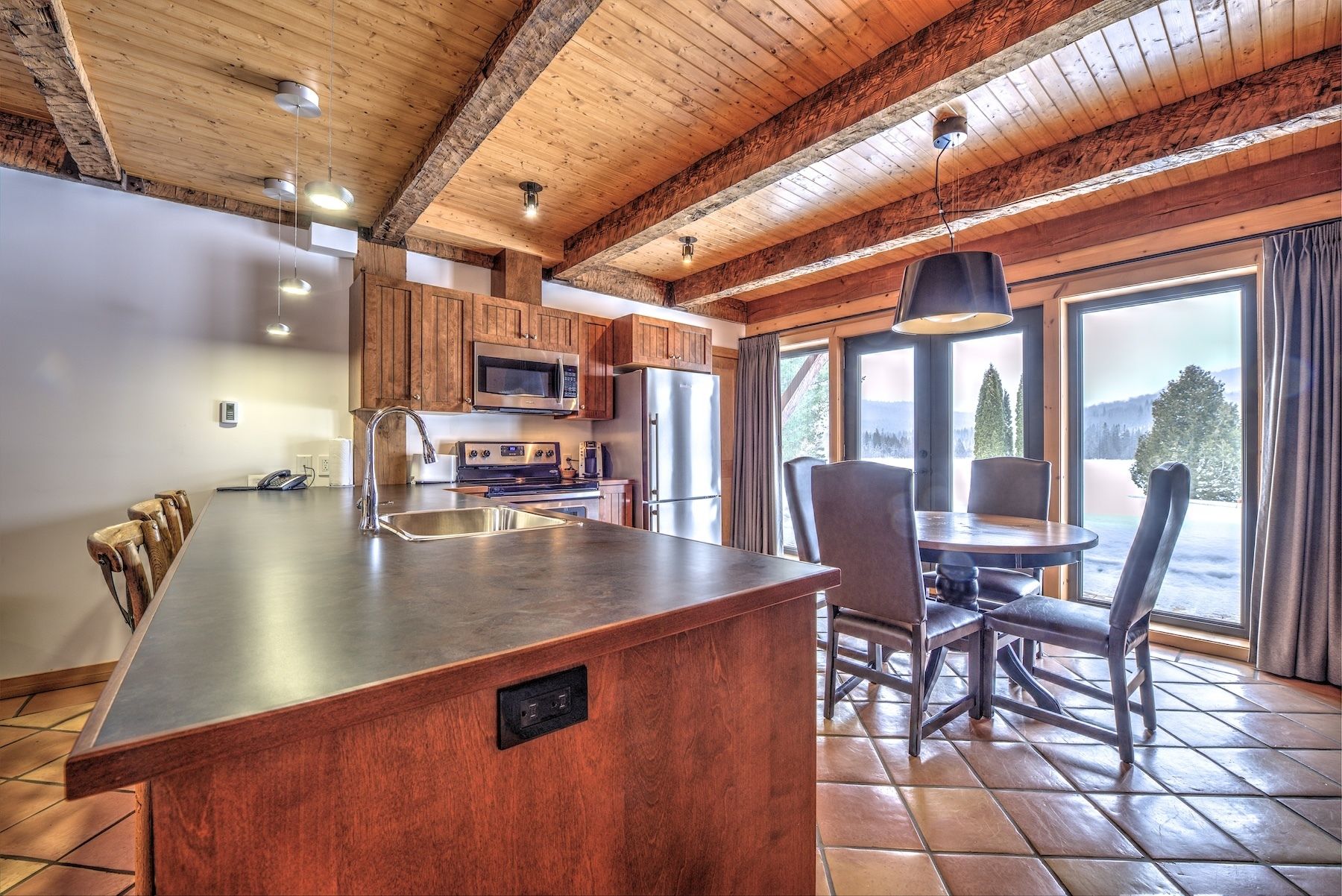 Deluxe appartement, 1 slaapkamer, uitzicht op meer | Dineren in de kamer