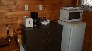 Cabin, 1 Queen Bed (#3) | Private kitchenette | Fridge, microwave, stovetop, cookware/dishes/utensils - Kincardine Guest Cottage Motel (Kincardine)