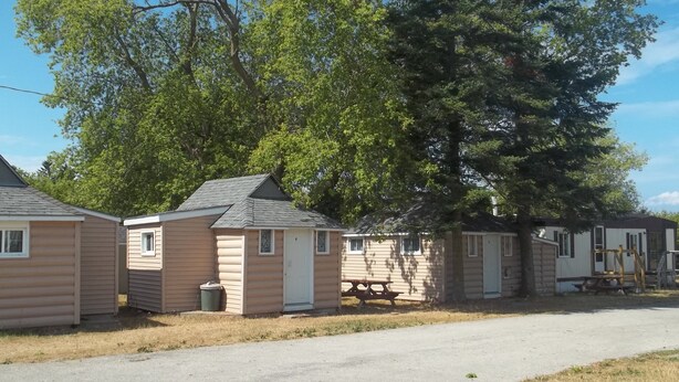 Property grounds - Kincardine Guest Cottage Motel (Kincardine)
