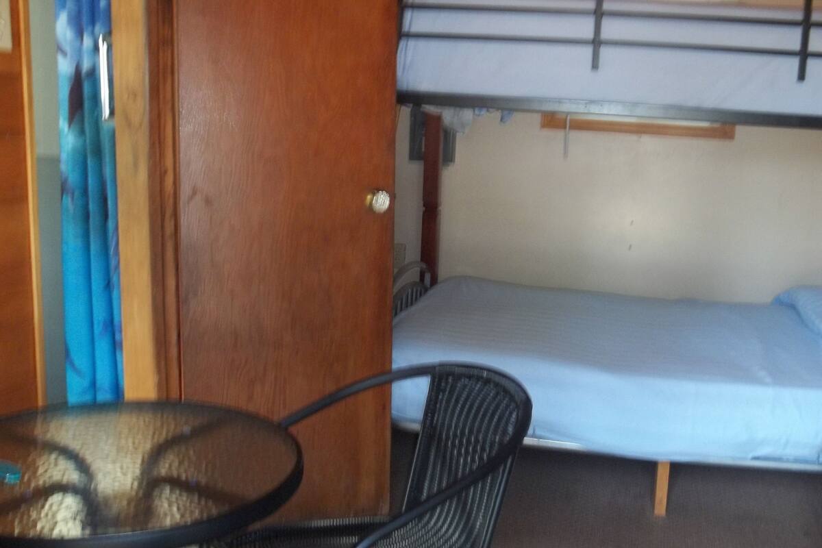 Huisje, 1 queensize bed (#3) | Een strijkplank/strijkijzer, gratis wifi