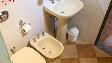Exclusive Room | Bathroom | Combined shower/tub, jetted tub, free toiletries, towels