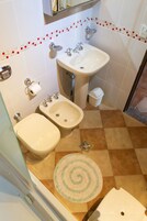 Quarto exclusivo | Banheiro | Chuveiro/banheira combinados, banheira de hidromassagem