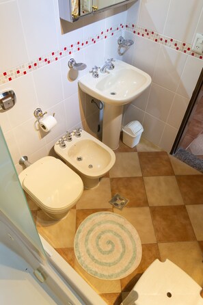 Exclusive Room | Bathroom | Combined shower/tub, jetted tub, free toiletries, towels