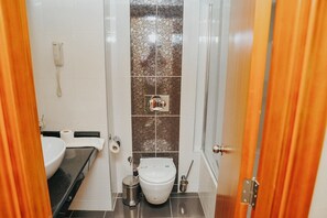 Combined shower/bathtub