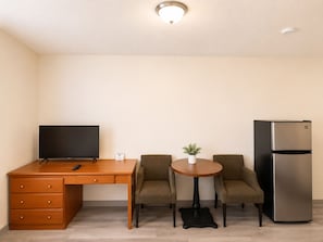 Chambre, 2 lits doubles, coin cuisine | Bureau, fer et planche Ă repasser, Wi-Fi gratuit, draps fournis