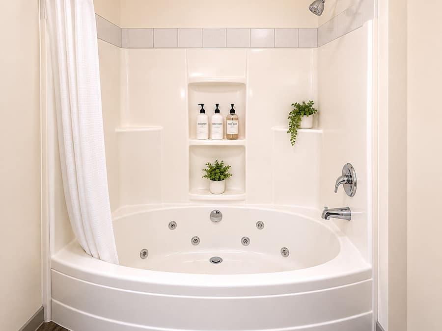 Deluxe Suite | Bathroom | Combined shower/tub, free toiletries, hair dryer, towels
