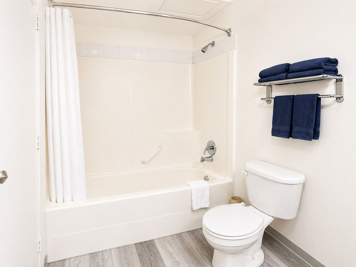 Kombinasi shower/bathtub dan perlengkapan mandi gratis