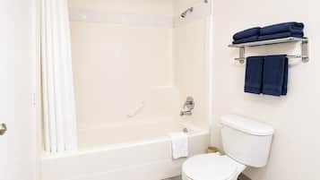 Kombinasi shower/bathtub dan perlengkapan mandi gratis