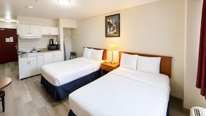 Kamar, 2 Tempat Tidur Double, dapur kecil | Meja kerja, setrika/meja setrika, Wi-Fi gratis, dan seprai linen