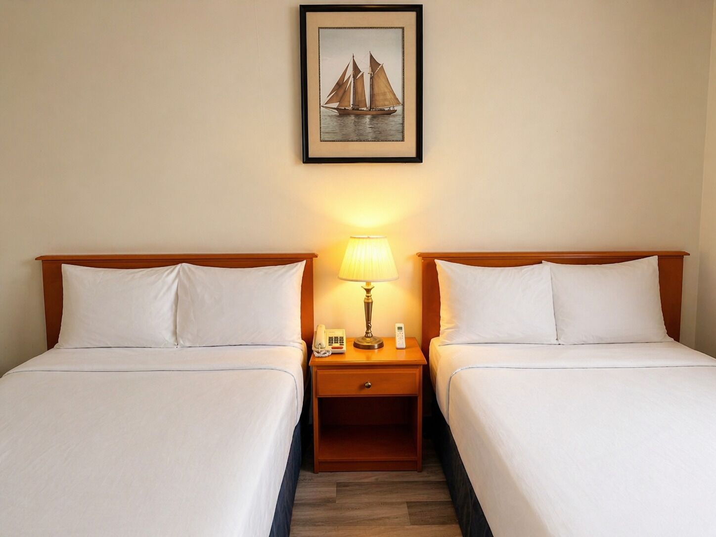 Meja kerja, setrika/meja setrika, Wi-Fi gratis, dan seprai linen