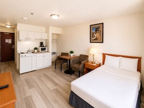 Chambre, 1 grand lit, coin cuisine | Bureau, fer et planche Ă repasser, Wi-Fi gratuit, draps fournis