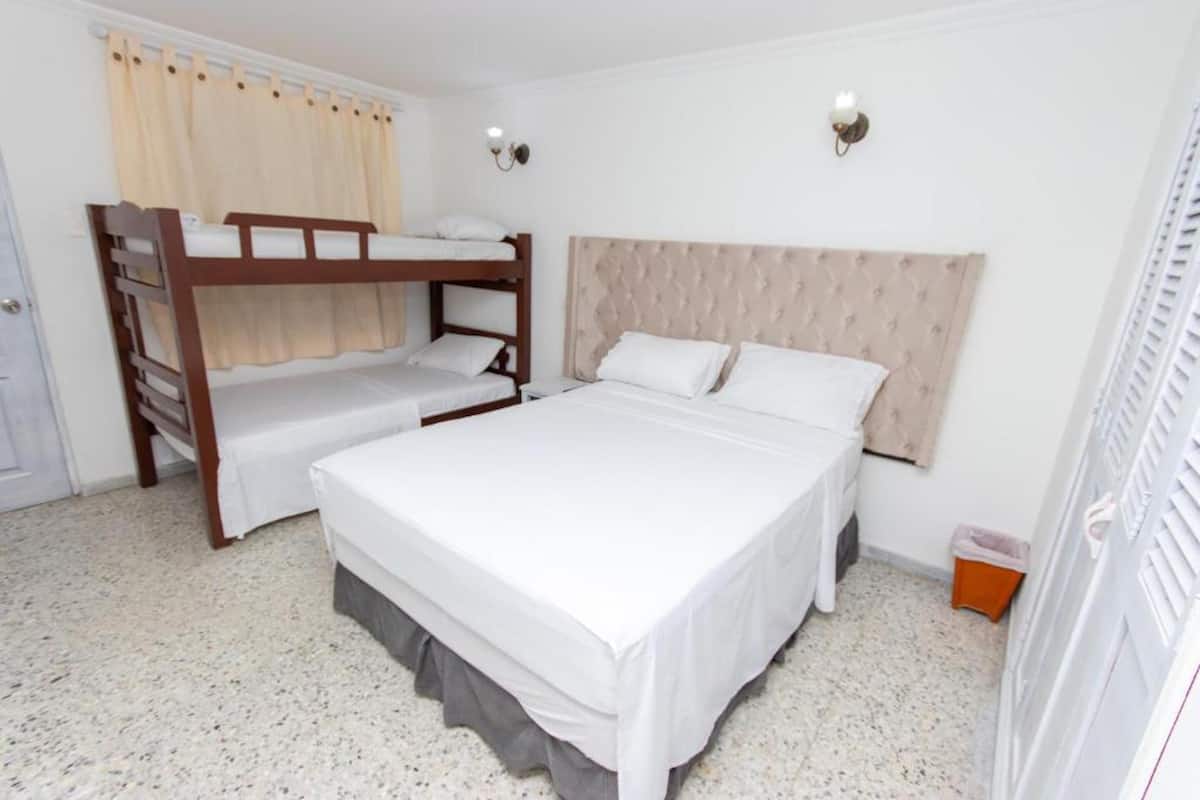 Habitación cuádruple | Edredón, minibar y ropa de cama