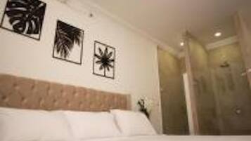 Habitación doble, 1 cama doble, baño privado | Edredones de plumas, minibar, ropa de cama