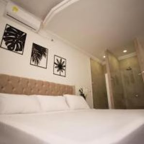 Chambre Double, 1 lit double, salle de bains attenante | Couette en duvet d'oie, minibar, draps fournis