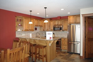 Großer Kühlschrank, Mikrowelle, Herdplatte, Geschirrspüler