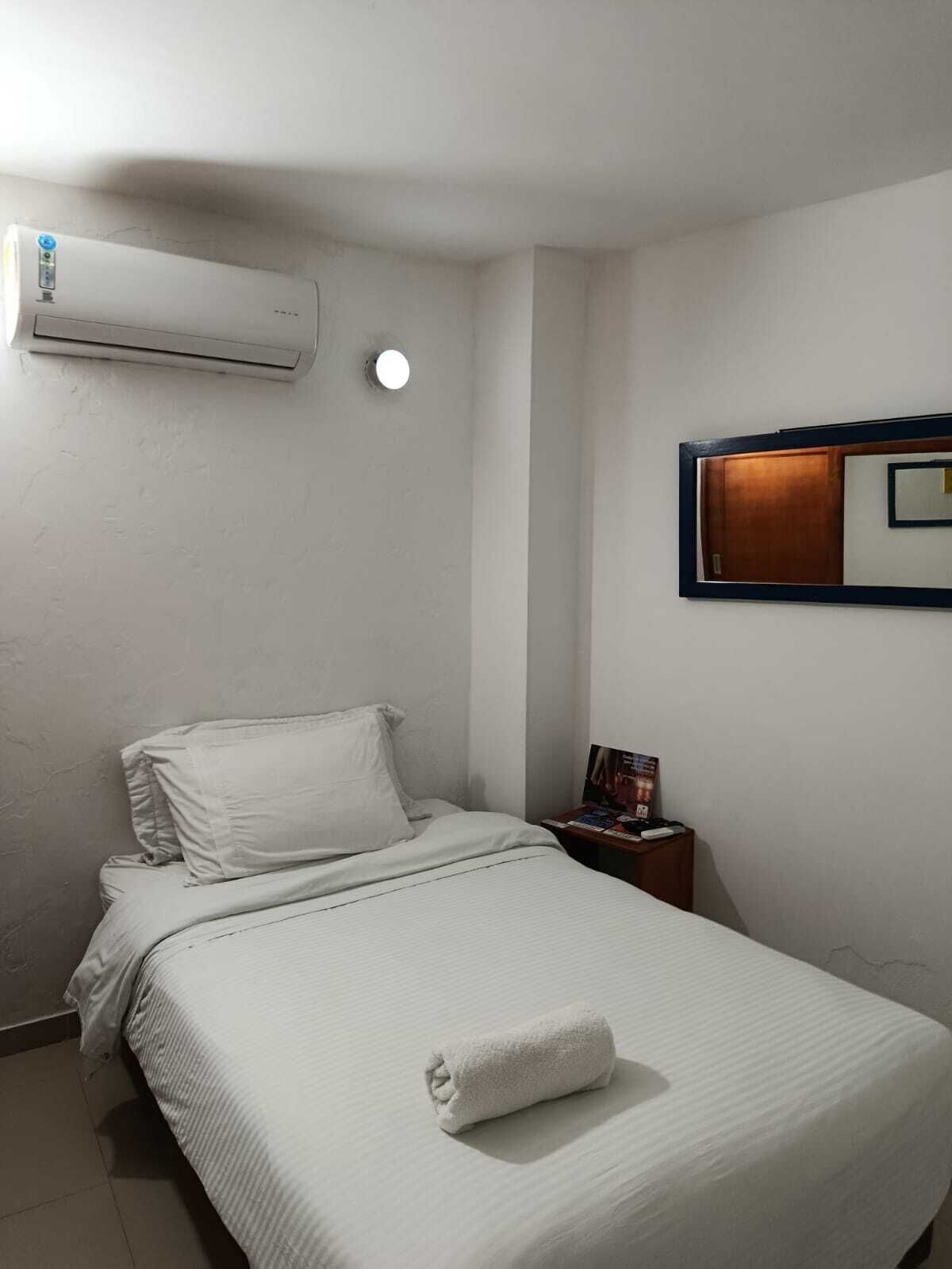Habitación individual económica | Caja fuerte, wifi gratis, ropa de cama