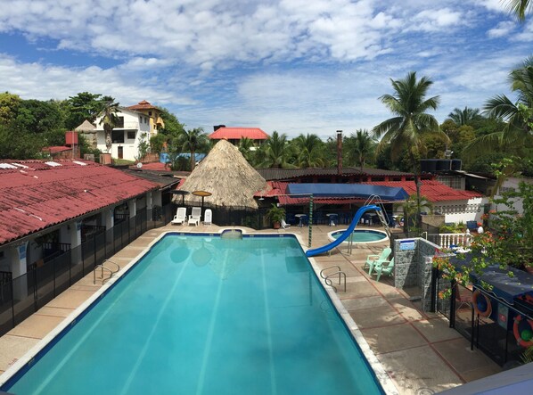 5 piscines extérieures, chaises longues