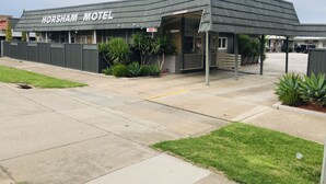 A motel with a sign reading "HORSHAM MOTEL" and a "VACANCY" sign. - Horsham Motel (Horsham)