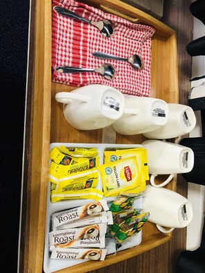 Kjøleskap, mikrobølgeovn, kaffetrakter/tekoker og vannkoker