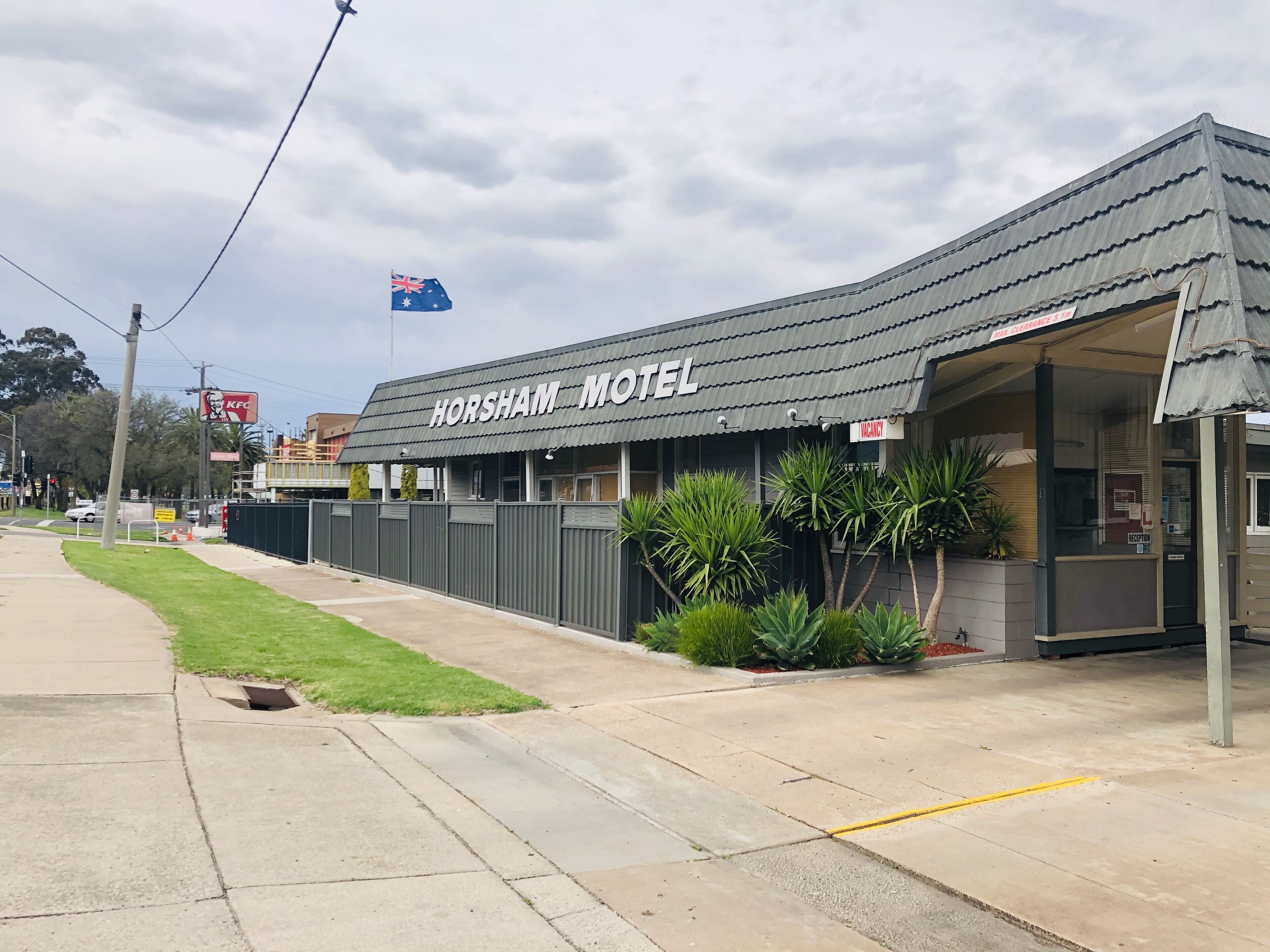 A motel named "HORSHAM M" with a sign indicating vacancies.
