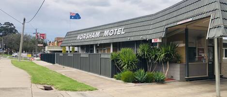 A motel named "HORSHAM M" with a sign indicating vacancies.