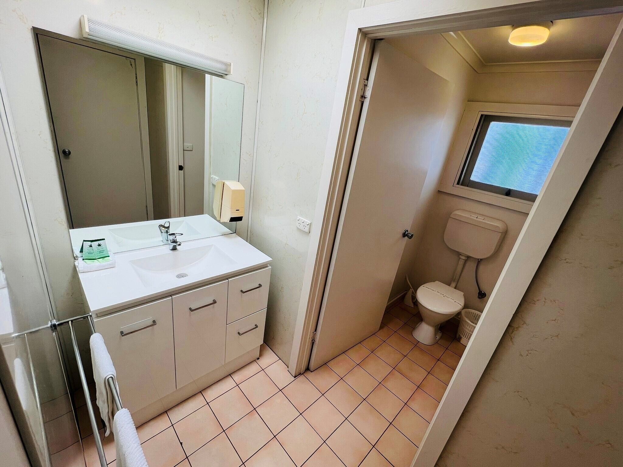 Shower, free toiletries, towels
