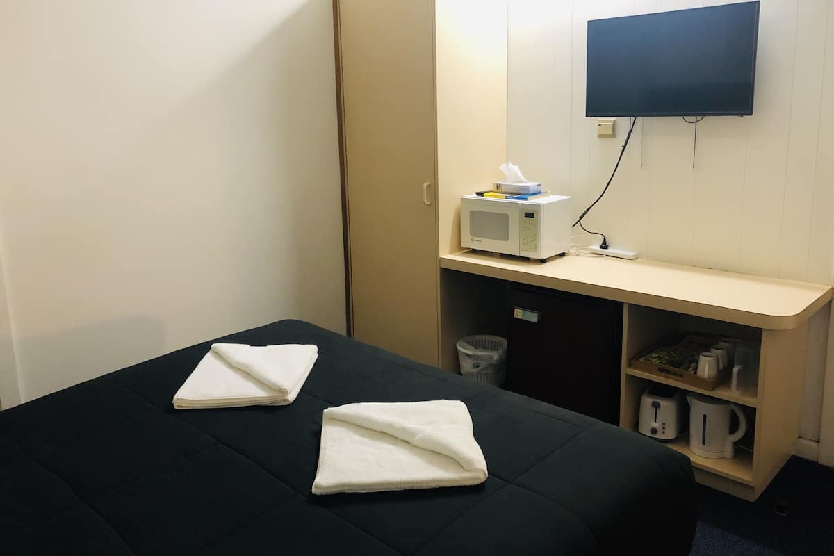 2 camere, una scrivania, tende oscuranti, ferro/asse da stiro