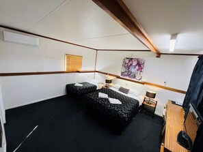 Skrivebord, blendingsgardiner, strykejern/-brett og wi-fi (inkludert)