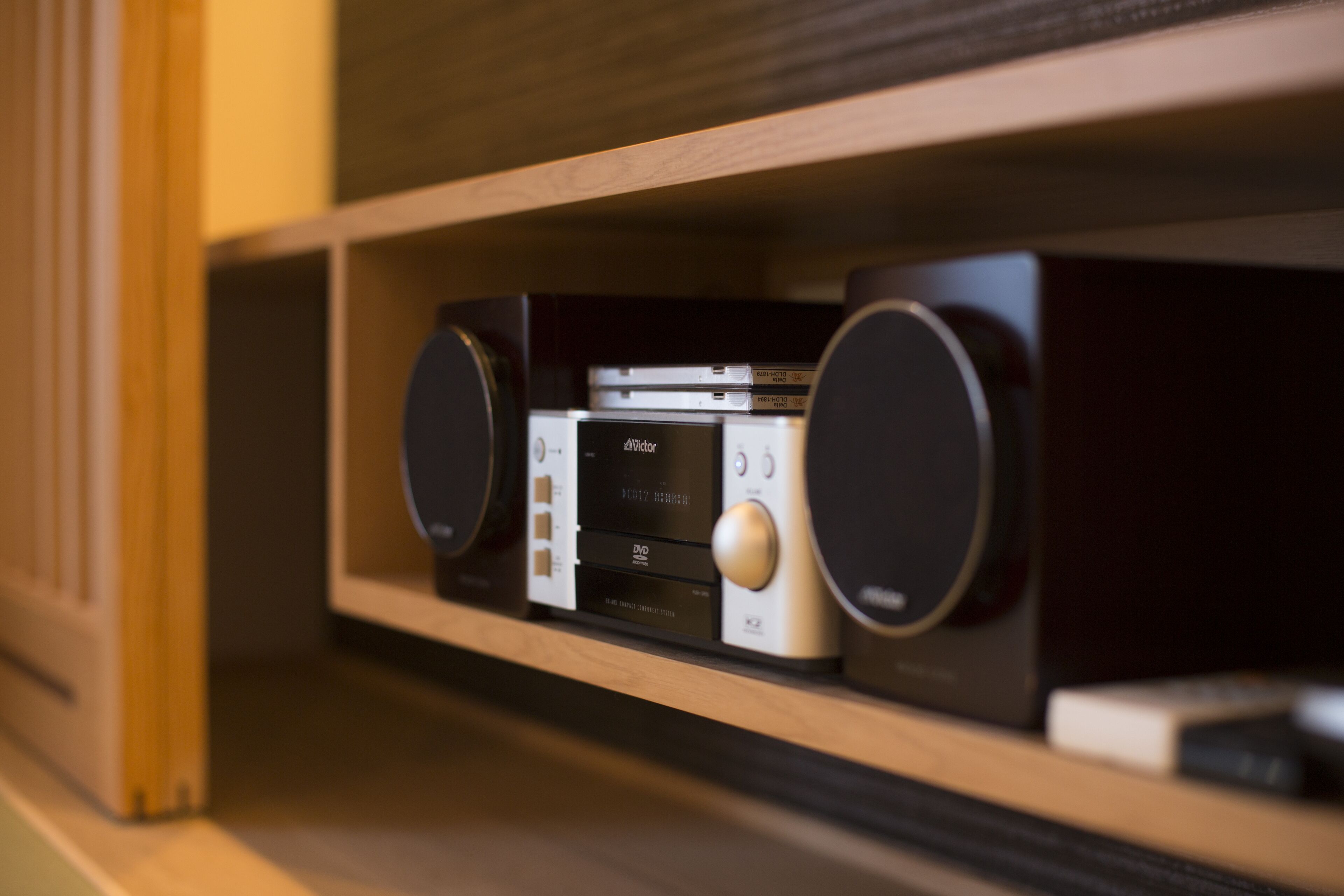 Estante con equipo de audio, incluyendo un tocadiscos, un reproductor de CD y un reproductor de audio digital.