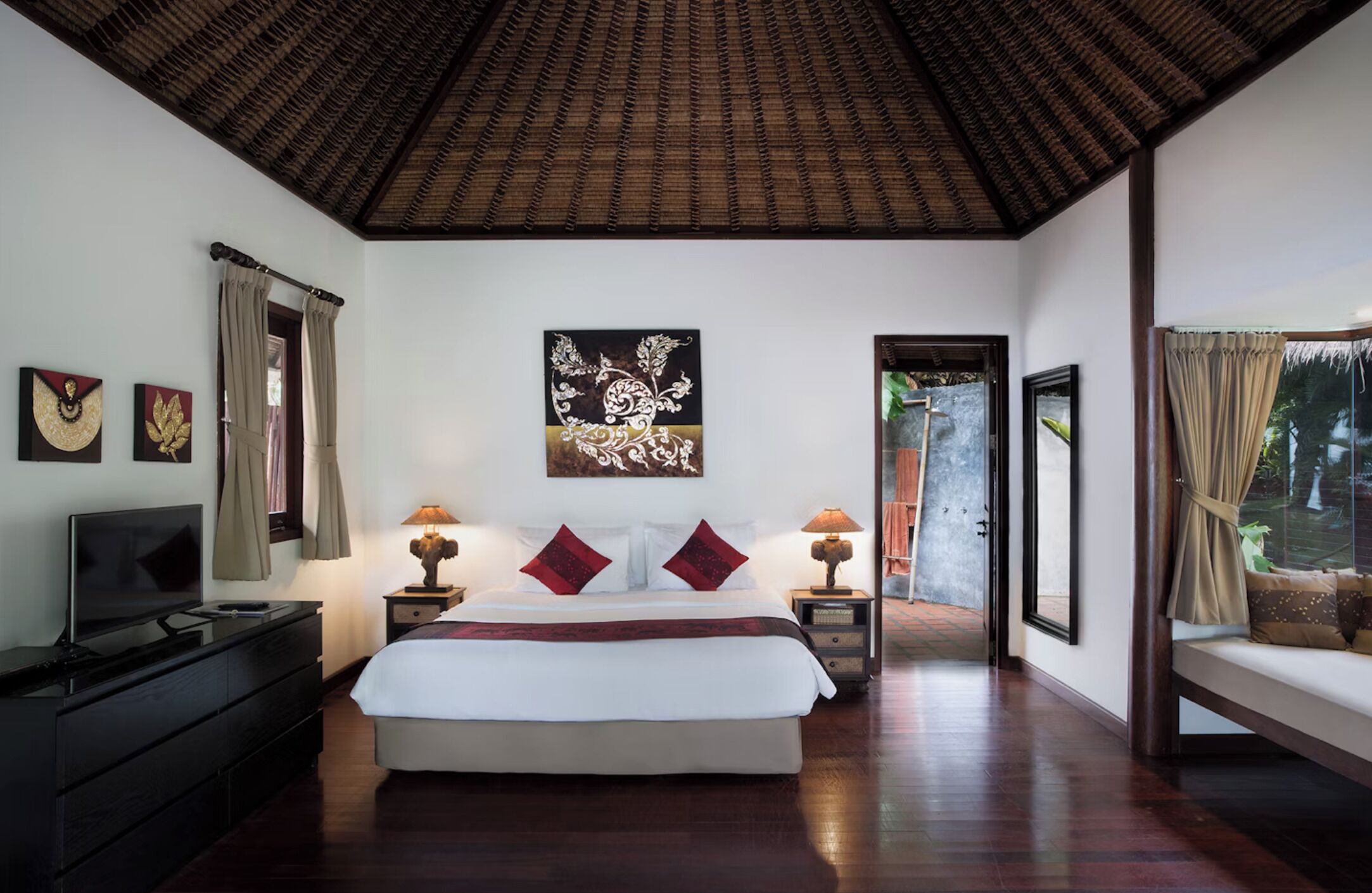 Balinese Luxury Beachfront Row 2 | Una cassaforte in camera, tende oscuranti