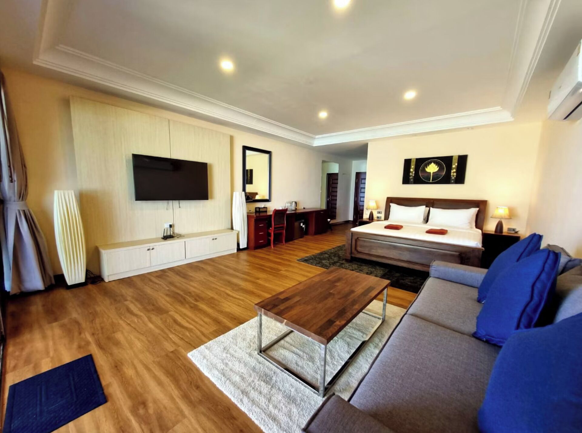 Luxury Suite | In-room safe, blackout drapes, free cribs/infant beds, rollaway beds