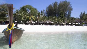 Am Strand, Liegestühle, Sonnenschirme, Strandtücher