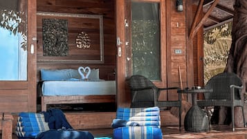 Bungaló, vízpartra néző (Beachfront ) | Széf a szobában, íróasztal és laptophoz jól használható munkafelület