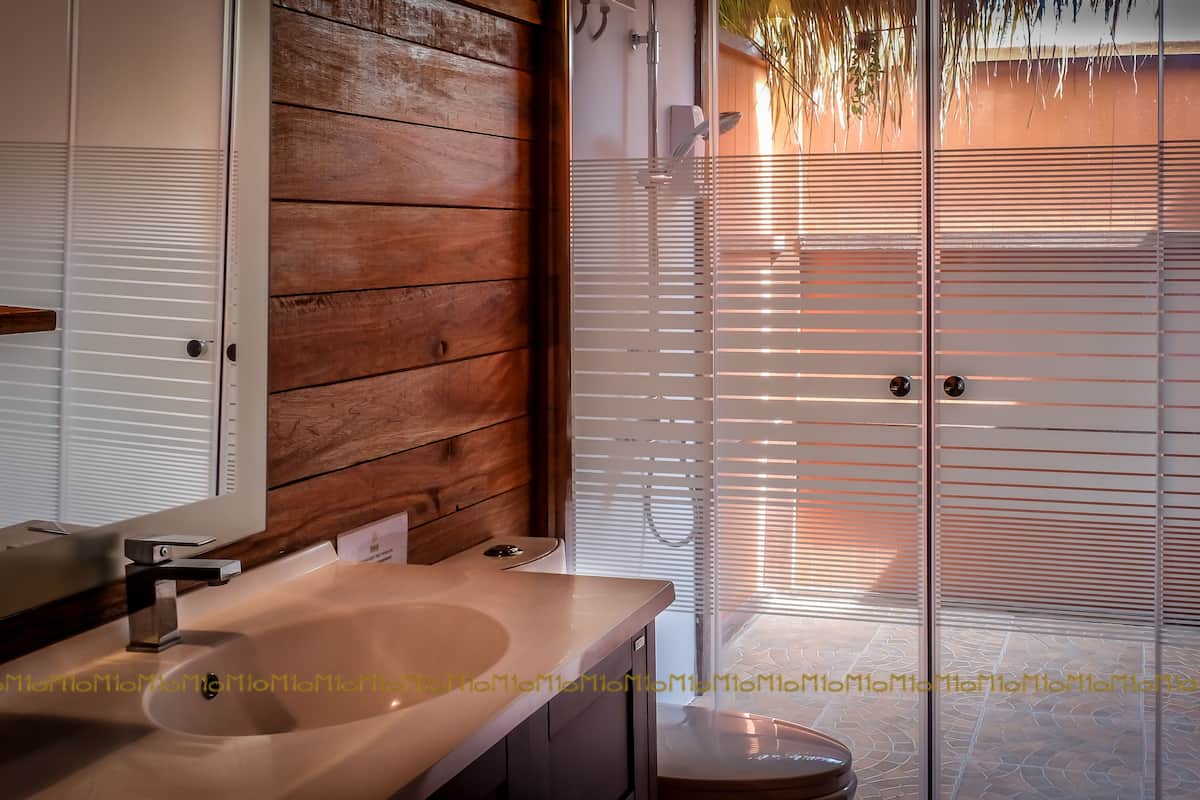 grandview | bathroom | shower, hair dryer, towels