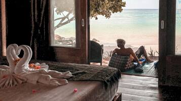 Bungalow, en front de plage (Beachfront ) | Coffres-forts dans les chambres, bureau