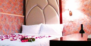 Superior Double Room, 1 Double Bed | Bathroom | Combined shower/tub, free toiletries, hair dryer, slippers - Fuchia Hotel (Keelung)