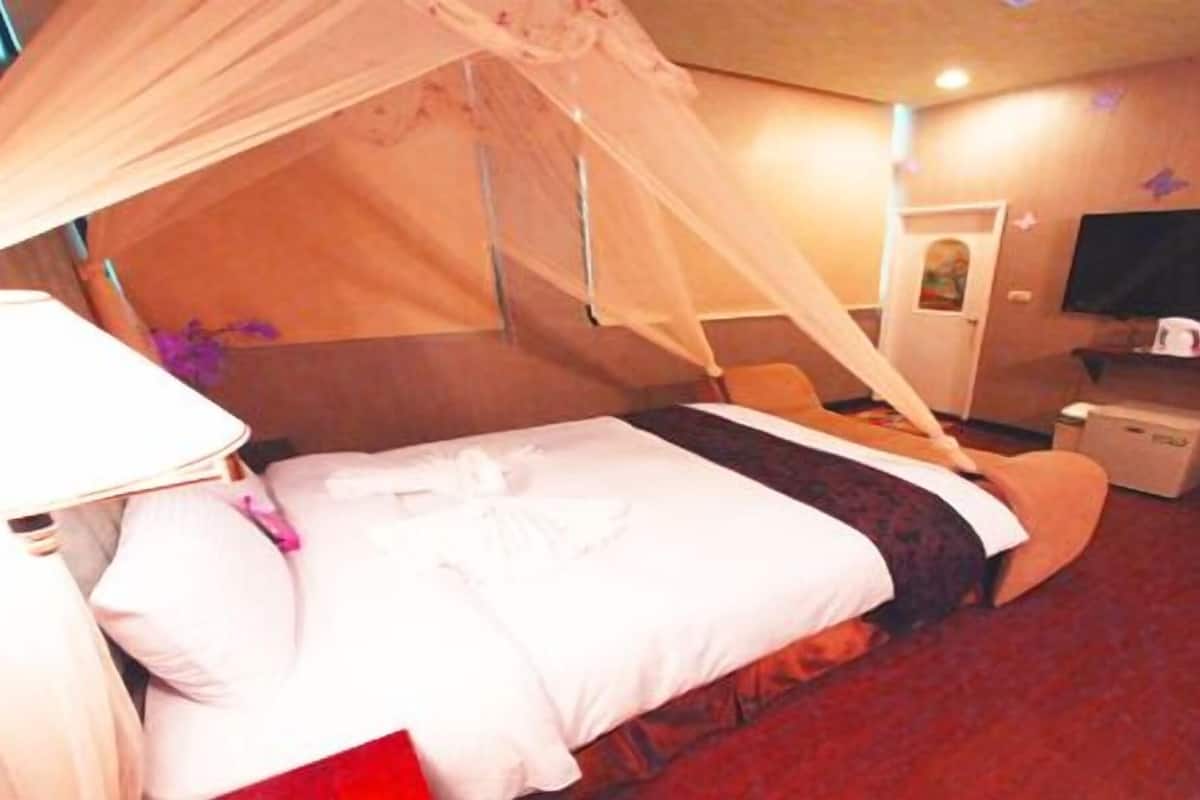 Desk, rollaway beds, free WiFi, bed sheets
