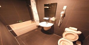 Dobbeltrom – standard, 1 dobbeltseng | Bad | Kombinert dusj/badekar, toalettartikler (inkludert), hårføner og tøfler