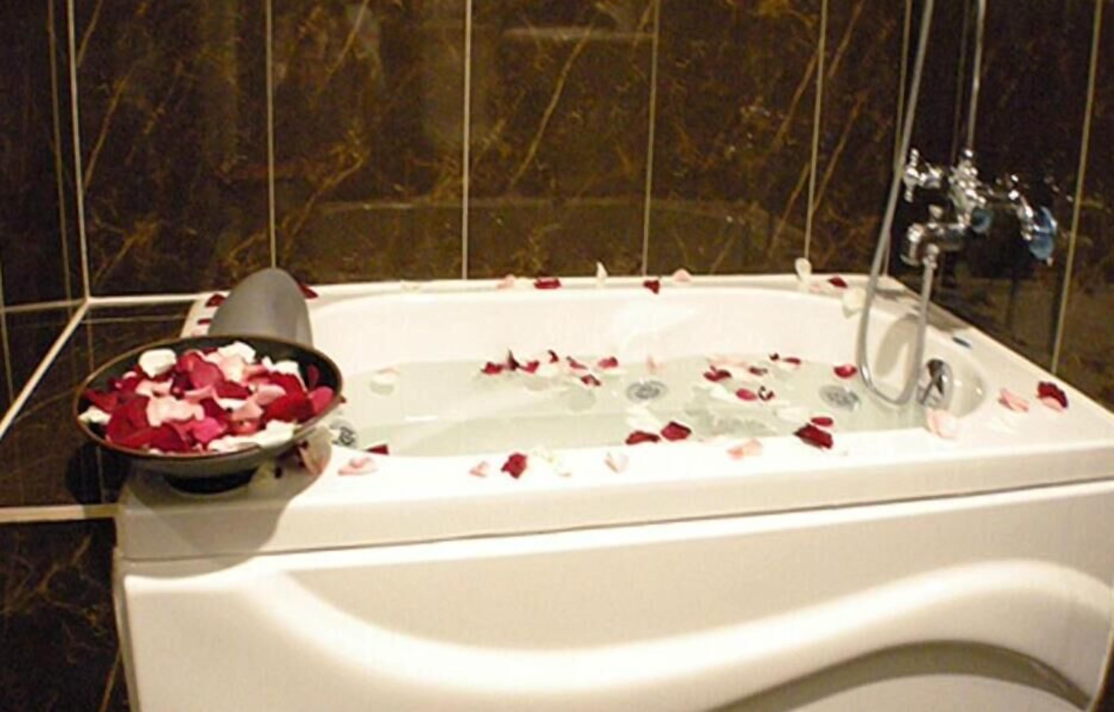 Superior Double Room, 1 Double Bed | Bathroom | Combined shower/tub, free toiletries, hair dryer, slippers